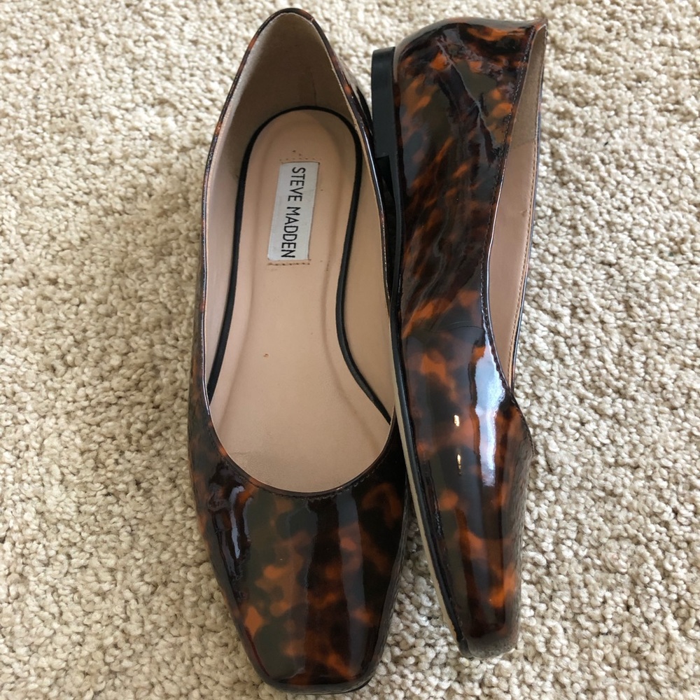 Steve Madden Women Shoes. Patent black and brown flats. Size 5. Gently used :)
